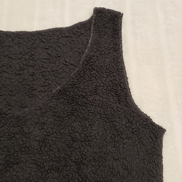 $5 in a Bundle 🦋 Charcoal Gray Cropped V-Neck Teddy Tank - Picture 4 of 10